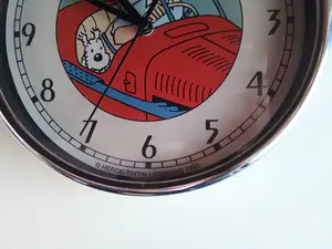 Hergé (ps.) - Horloge murale Demons & Merveilles- Tintin et Milou en Amilcar- 1993 kaufen? Bieten Sie von 50!