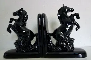 Niet of onleesbaar gesigneerd - Boekensteunen in de vorm van een steigerend paard. kopen? Bied vanaf 1!