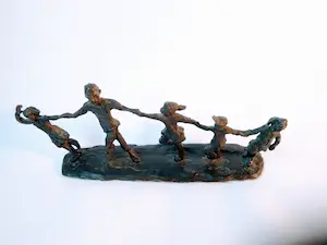 Astrid Veldhuyzen-Koppen - Skulptur von fünf fröhlich tanzenden Kindern, signiert AV im Sockel. kopen? Bied vanaf 25!