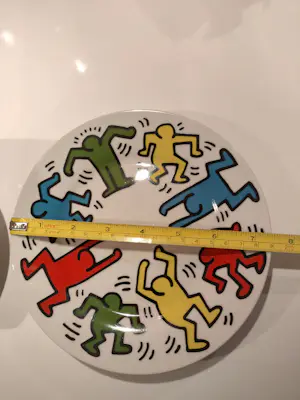 Keith Haring - Servies: 3 verschillende maten borden, 1 koffiekop en schotel kopen? Bied vanaf 250!