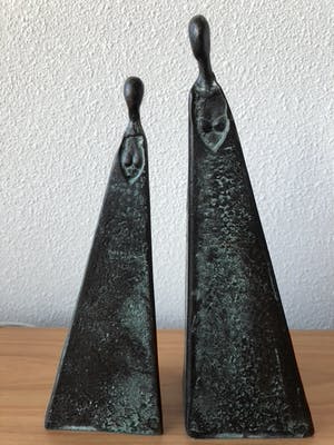 Niet of onleesbaar gesigneerd - 2 Moderne bronzen beelden van 2 Dames kopen? Bied vanaf 1!