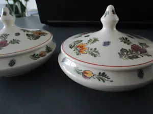 Kunstaardewerkfabriek Regina - 2 antieke bonbonschaaltjes met deksel kopen? Bied vanaf 50!