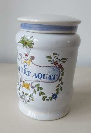 Royal Goedewaagen - Twee platelen apothekerspotten voor de firma Caron B.V. kopen? Bied vanaf 26!