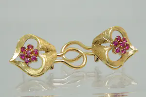 49 - Een paar stijlvolle 18krt gouden dames oorclips met roze steentjes kopen? Bied vanaf 370!