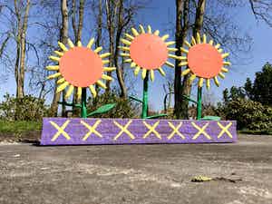 Peter Bastiaanssen - Zonnebloemen in Paarse Bak - Hout verkocht voor € 1!