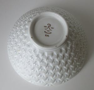 Rorstrand - Gunnar Nylund - White glazed porcelain bowl modelled with crowns kopen? Bied vanaf 95!