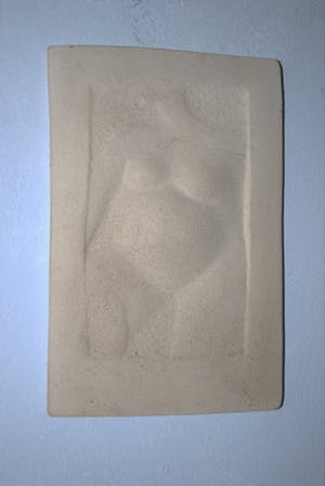 Niet of onleesbaar gesigneerd - reliëf van een naakte zwangere vrouw kopen? Bied vanaf 1!