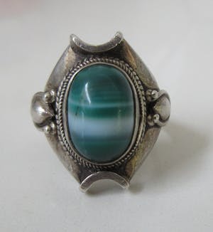 Niet of onleesbaar gesigneerd - Zilveren 925 art deco ring met Malachiet steen kopen? Bied vanaf 10!