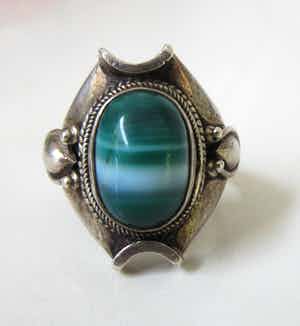 Niet of onleesbaar gesigneerd - Zilveren 925 art deco ring met Malachiet steen verkocht voor € 10!