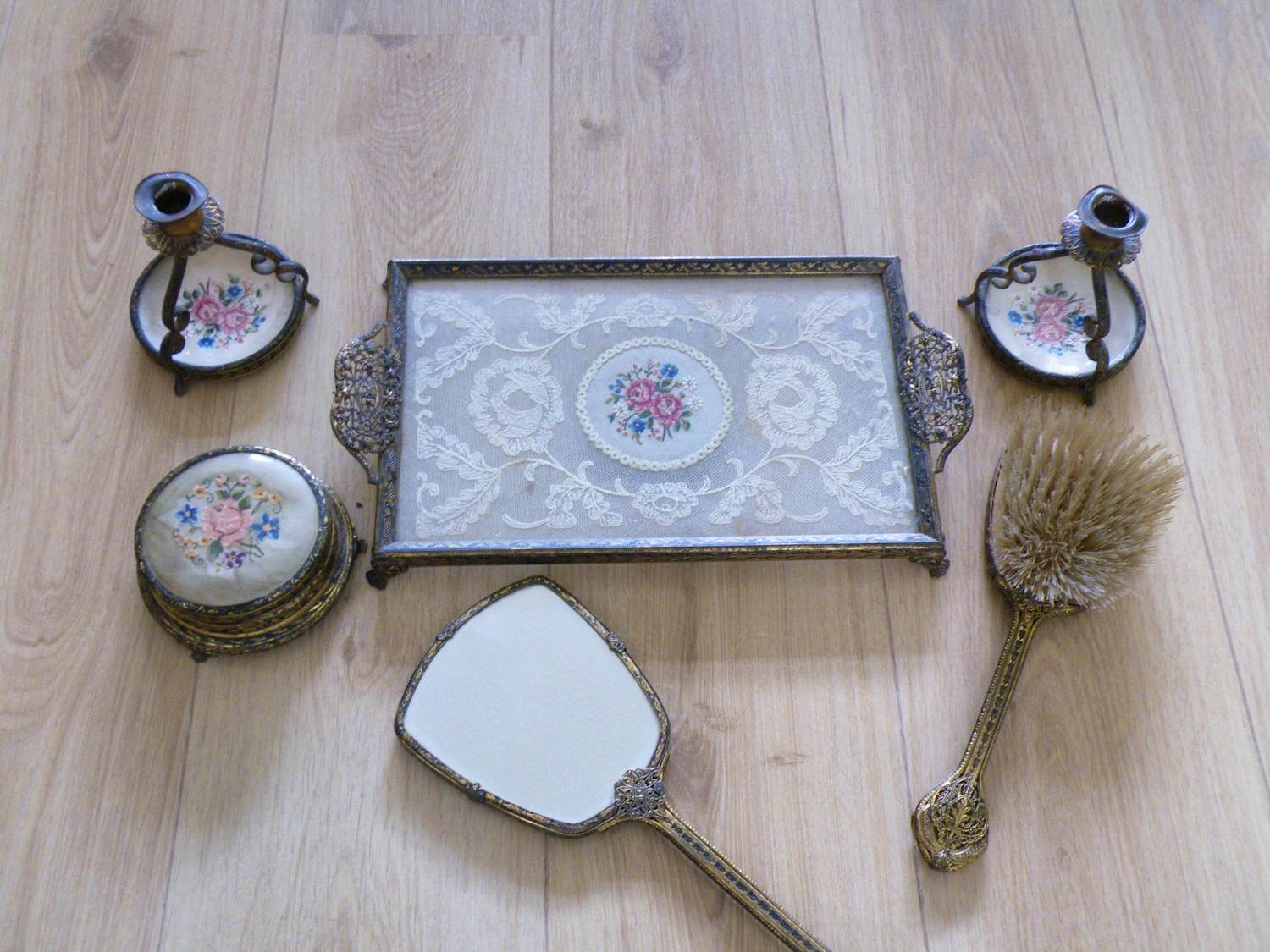 Niet of onleesbaar gesigneerd - Kaptafelset jaren 50/60 verkocht voor € 1!