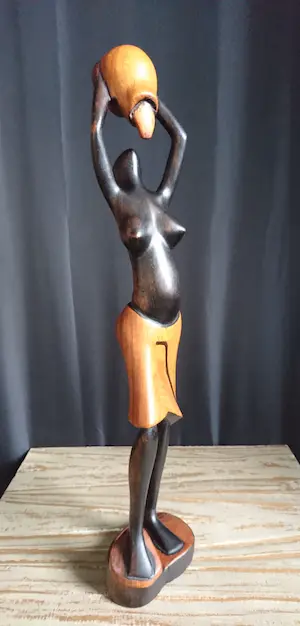 Niet of onleesbaar gesigneerd - Abstract houten beeld - Afrikaanse vrouw met kruik kopen? Bied vanaf 1!