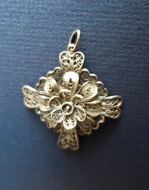 Curiosa - Filigrain zilveren hanger - Fijn bewerkt - Bloemmotief - PRIJS VERLAAGD kopen? Bied vanaf 39!