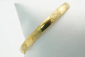 97 - Charmante, zo goed als nieuwe 18krt gouden schuifarmband met kettinkje kopen? Bied vanaf 920!