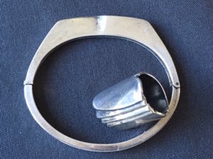 1e gehalte Zilver - zilveren armband gesigneerd door BM en een brede ring kopen? Bied vanaf 30!