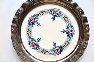 Niet of onleesbaar gesigneerd - Art deco Dienblad - Fraai uitgesneden Sierrand en Floraal decor verkocht voor € 1!