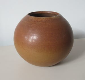 Niet of onleesbaar gesigneerd - Matbruine aardewerken bolvaas kopen? Bied vanaf 1!