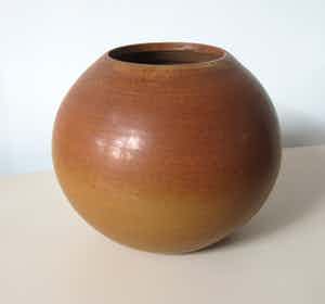 Niet of onleesbaar gesigneerd - Matbruine aardewerken bolvaas verkocht voor € 1!