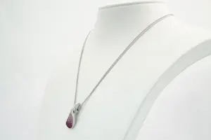 64 - Fijn 18krt witgouden collier met excl 0.35ct diamant & roze saffier hanger kopen? Bied vanaf 760!