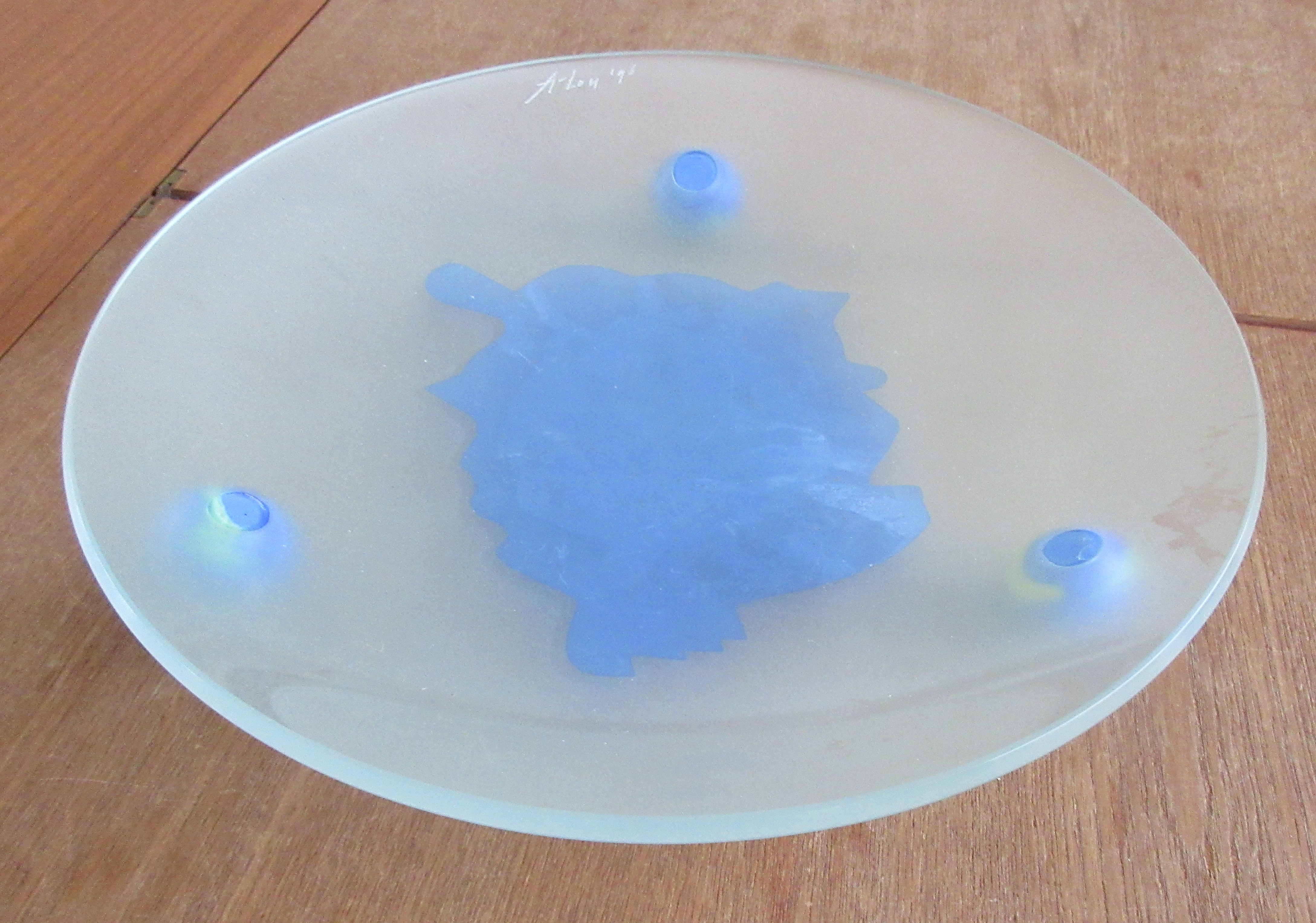 Niet of onleesbaar gesigneerd - Studio gesatineerd glazen schaal op massieve knikkers als voet gesigneerd A. Lau verkocht voor € 1!