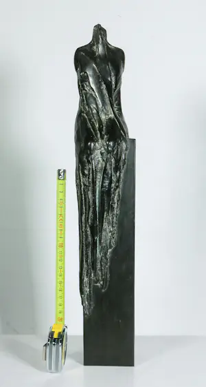 Kiny Copinga - Brons, Vrouw met gedrapeerd kleed over de sokkel kopen? Bied vanaf 500!