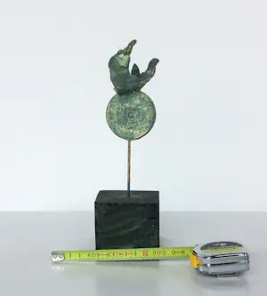 Ruudt Wackers - Gemengde techniek, Object met munt en goudverf, Zonder titel kopen? Bied vanaf 40!