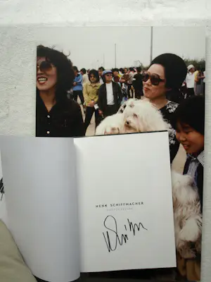 Henk Schiffmacher - Gesigneerde foto op dibond “Vrouw met Honden” + gesigneerd fotoboek kopen? Bied vanaf 150!