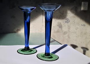 Niet of onleesbaar gesigneerd - Twee design glazen kaarsenhouders blauw met groene voet kopen? Bied vanaf 1!