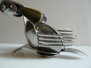 Niet of onleesbaar gesigneerd - Vogelsculpture gemaakt van bestek kopen? Bied vanaf 1!
