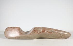 Niet of onleesbaar gesigneerd - Groot langgerekt liggend figuur van natuursteen kopen? Bied vanaf 1!