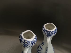 Porceleyne Fles - set van twee vaasjes met oren met prachtig handbeschilderd bloem decor. kopen? Bied vanaf 20!
