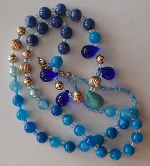 Niet of onleesbaar gesigneerd - Collier van lapis lazuli,blauw agaat,Murano glas druppels en turquoise kopen? Bied vanaf 1!
