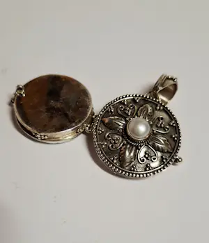 Buy Traditioneel handgemaakt en fijn bewerkt zilveren medaillon of gebedsdoosje? Bid from 65!