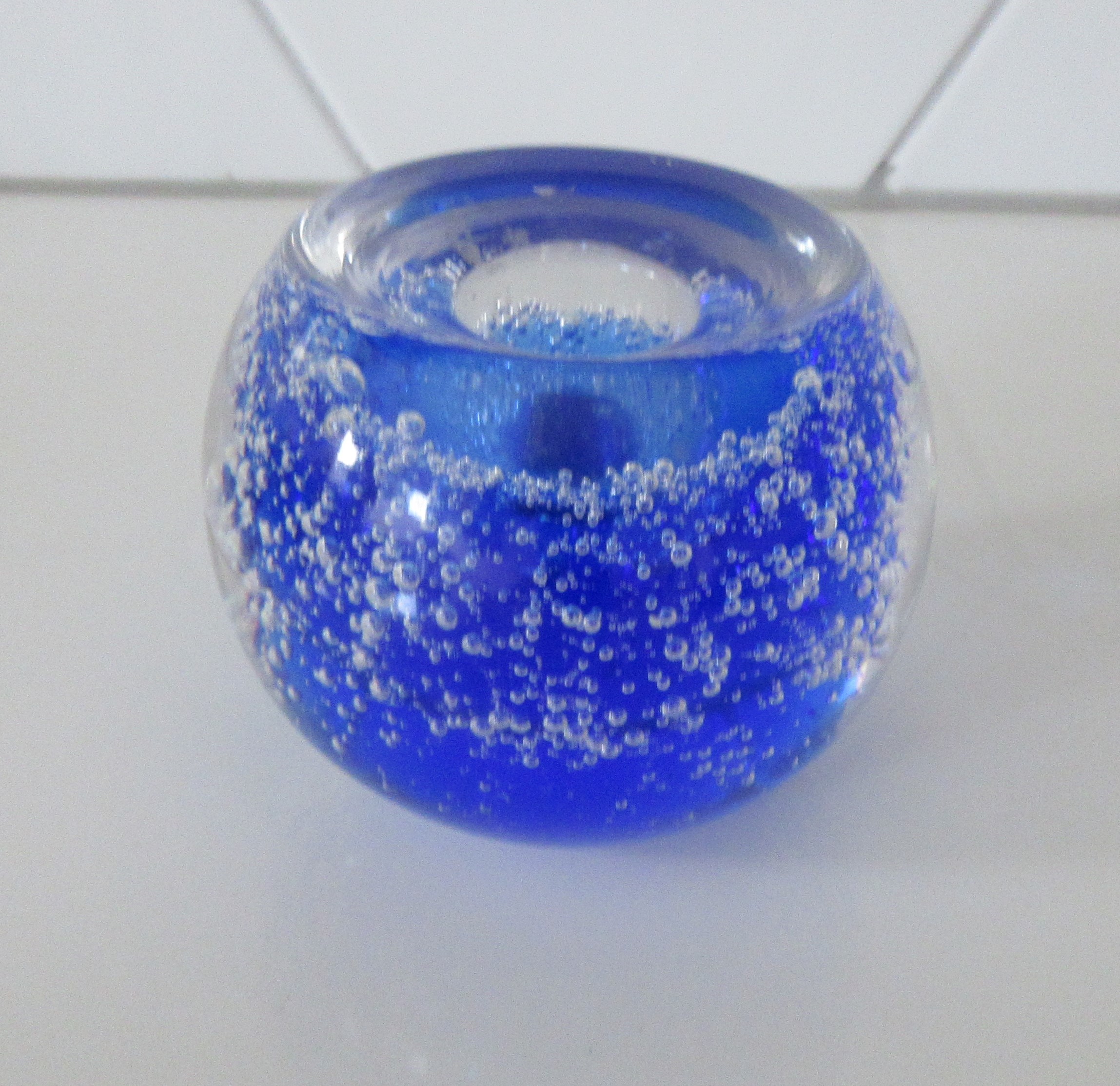 Niet of onleesbaar gesigneerd - Zware dubbelwandige blanke en blauw glazen kandelaar met bellen kopen? Bied vanaf 1!