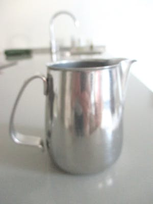 Alessi - Een peper en zoutvaatje, een melk-kannetje en een suikerpotje van Alessi kopen? Bied vanaf 12!