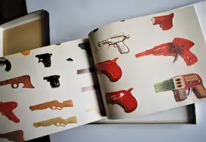 Claes Oldenburg - Chocoladedoos met boekwerk: Mouse Museum/Ray Gun Wing kopen? Bied vanaf 50!