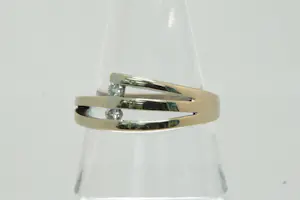 46- Elegant 18Krt gouden ring met 2 briljant geslepen diamanten (0.10ct) kopen? Bied vanaf 270!