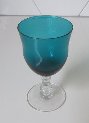 Verre Vieux Chenee - Drie antieke kristallen port of sherry glazen met zeegroene kelk kopen? Bied vanaf 30!