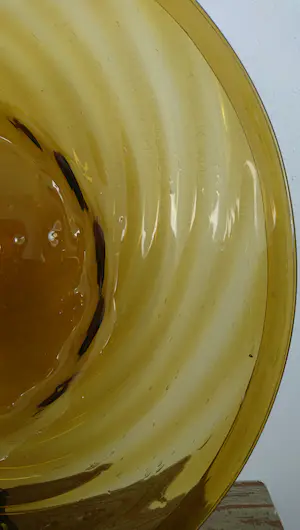 Niet of onleesbaar gesigneerd - Amber schaal met swirls en ingesloten luchtbellen kopen? Bied vanaf 1!