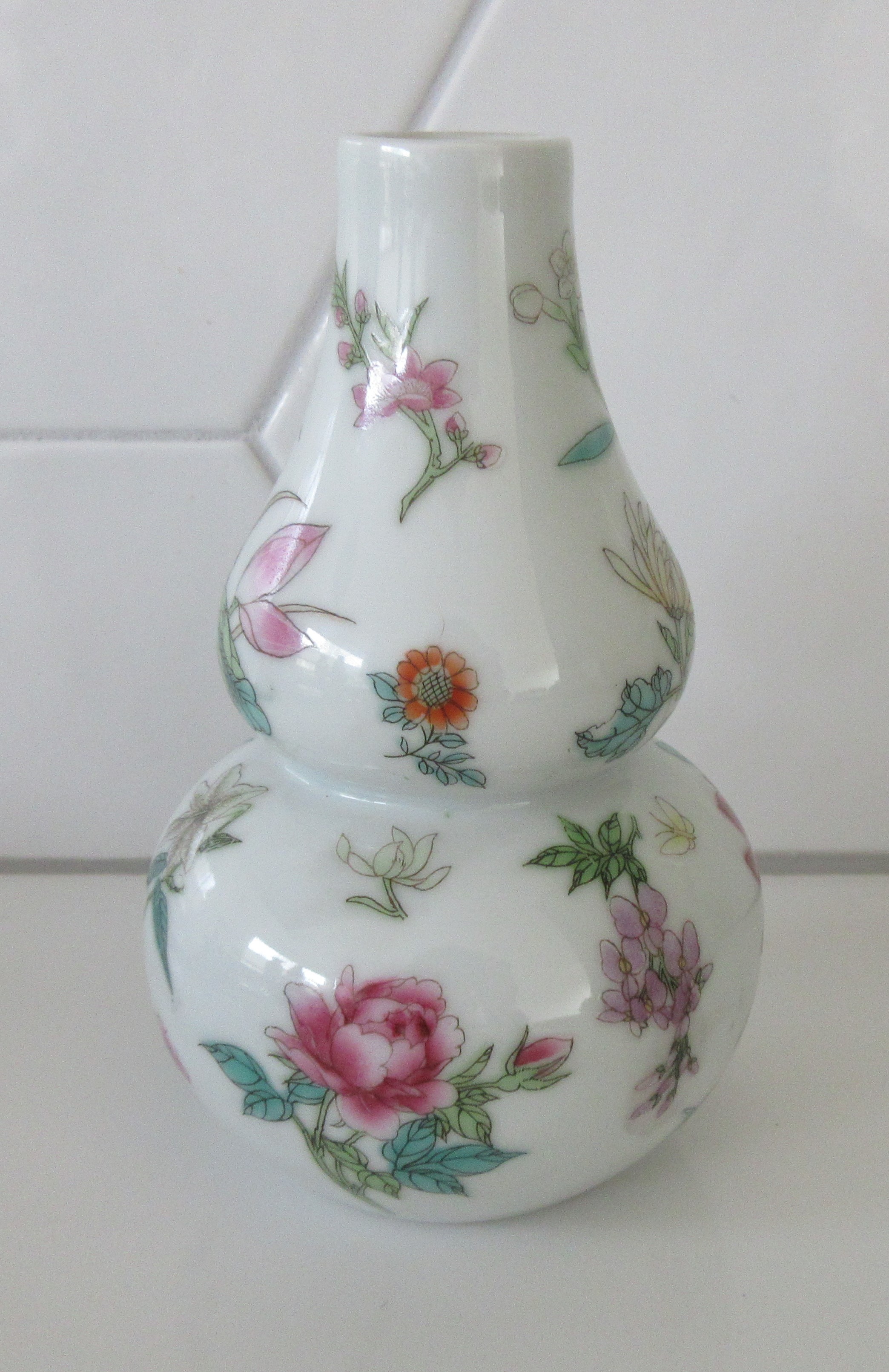 Niet of onleesbaar gesigneerd - Drie Chinese porseleinen Famille Rose vaasjes kopen? Bied vanaf 1!