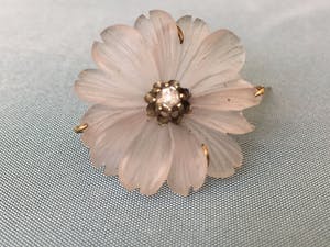 14K Goud - geelgouden broche met bloemvormig gesneden rozenkwarts en diamant kopen? Bied vanaf 90!