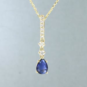 14k geelgouden collier met hanger bezet met saffier en briljant geslepen diamant kopen? Bied vanaf 320!