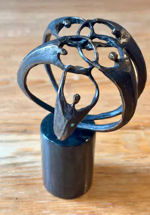 AcheterCorry Ammerlaan - Brons sculptuur getiteld "Samenwerking", rustend op een zwarte marmeren sokkel? Enchérissez de 45!