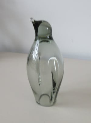 Niet of onleesbaar gesigneerd - Twee modernistische (Rook) glazen pinguin figuren kopen? Bied vanaf 1!