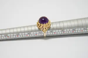 Acheter33 - 14 karaats geelgouden vintage ring gezet met cabochon geslepen amethist? Enchérissez de 440!