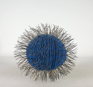 Niet of onleesbaar gesigneerd - Lot van twee textiele bollen met metalen haartjes kopen? Bied vanaf 1!