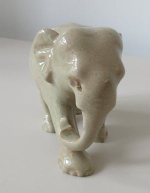 Niet of onleesbaar gesigneerd - Modernistisch aardewerken plastiek van een olifant kopen? Bied vanaf 1!