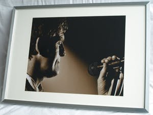 Niet of onleesbaar gesigneerd - Foto Huub van der Lubbe, zanger van De Dijk - ingelijst kopen? Bied vanaf 1!