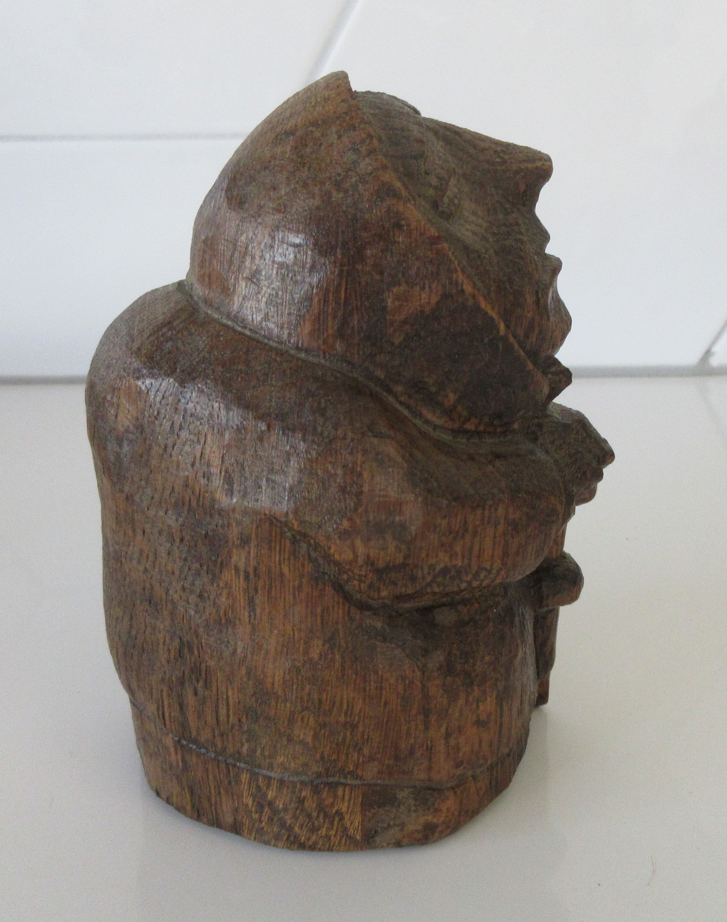 Niet of onleesbaar gesigneerd - Twee handgesneden houten Folk art figuurtjes  kopen? Bied vanaf 1!