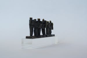 Frans Steginga - samen de zaak van de grond tillen - verbronsd sculptuur kopen? Bied vanaf 1!