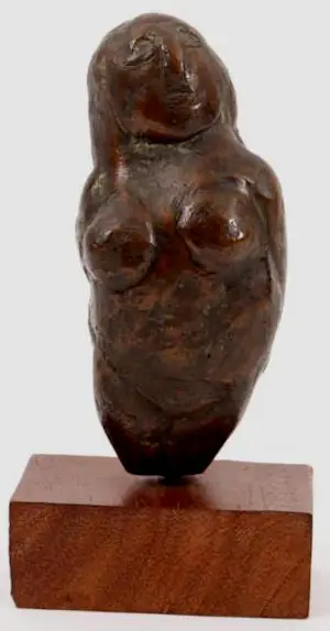 Gene Eggen - Bronzen sculptuur: Vrouw rustend op houten voetstukje kopen? Bied vanaf 495!